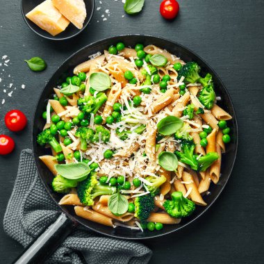 Lezzetli sağlıklı İtalyan makarna tam tahıllı brokoli, bezelye, fesleğen ve parmesan Pan closeup. Yatay. 