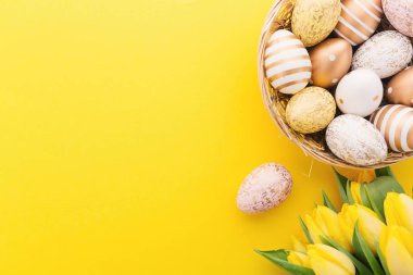 Paskalya yumurta yuvada düz Lay