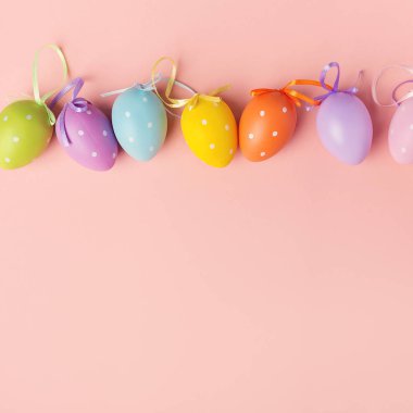 Pembe sevimli küçük renkli yumurta