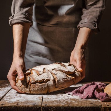 Baker veya taze yapılmış ekmek elinde Şef