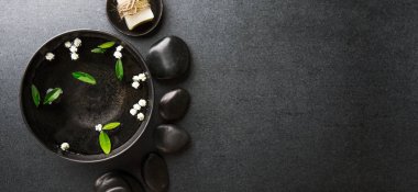 Spa aksesuarları koyu arka plan üzerinde