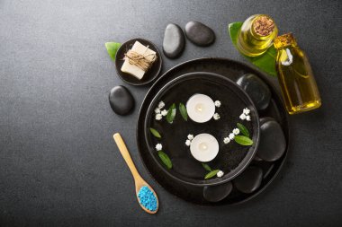 Spa aksesuarları koyu arka plan üzerinde