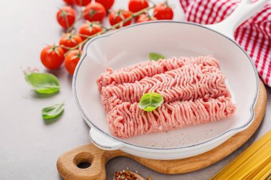 Masada baharatlar ile taze kıyılmış et