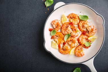 Baharat beyaz Pan ile kızarmış taze karides 