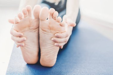 Genç kadın yapma yoga egzersiz 