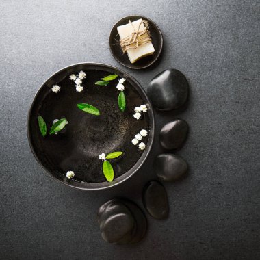 Spa aksesuarları koyu arka plan üzerinde