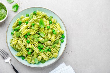 Plaka üzerinde pesto ile lezzetli iştah açıcı makarna