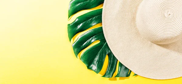 Chapéu de palha no fundo ensolarado amarelo brilhante — Fotografia de Stock