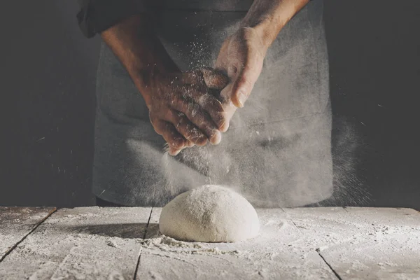 Chef haciendo y amasando masa fresca —  Fotos de Stock