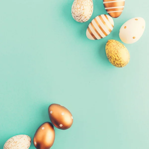 Pascua plana laica de huevos en turquesa — Foto de Stock