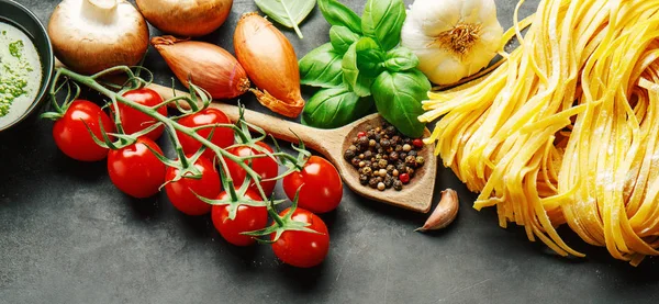 Fondo de comida italiana en la oscuridad — Foto de Stock