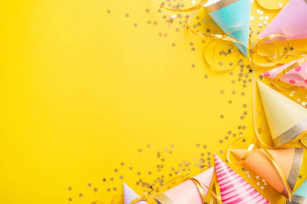 sfondo di buon compleanno, decorazione per feste colorata piatta con cornice  per foto su sfondo giallo pastello 4878451 Stock Photo su Vecteezy