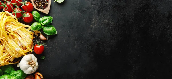 Italiaans eten achtergrond op donker — Stockfoto