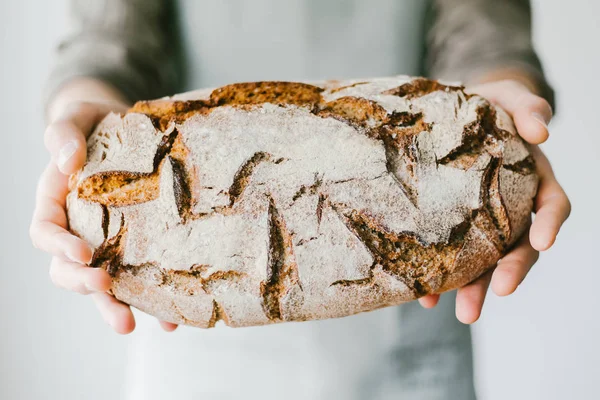 Baker, vagy szakács gazdaság friss kenyérrel — Stock Fotó