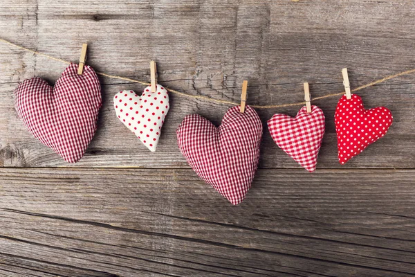 Textil valentines corazones de día en madera — Foto de Stock