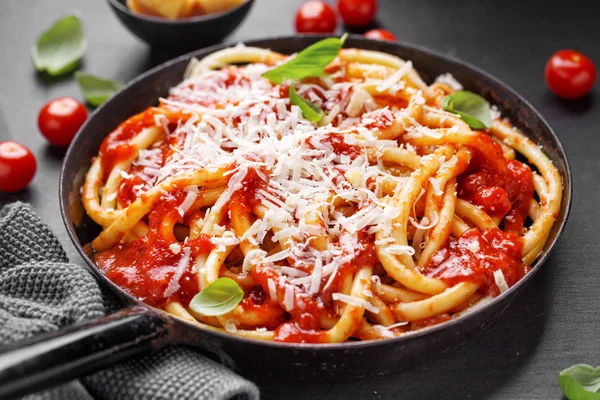 Macarrão italiano com molho de tomate e queijo — Fotografia de Stock