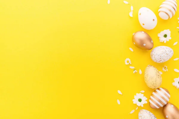 Великодній плоский шар яєць на жовтому — стокове фото