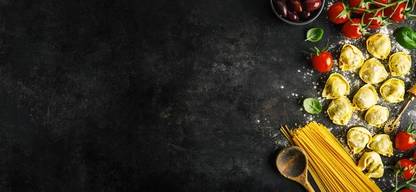 Italienisches Essen Hintergrund auf dunkel — Stockfoto