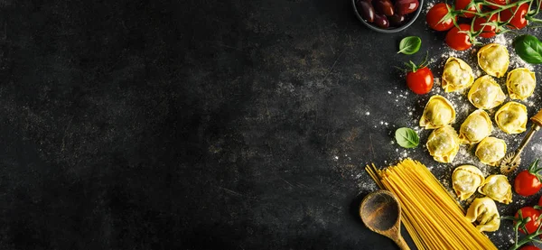 Fondo de comida italiana en la oscuridad — Foto de Stock