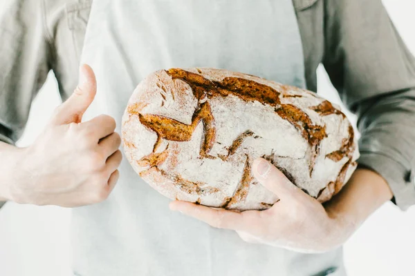 Baker, vagy szakács gazdaság friss kenyérrel — Stock Fotó