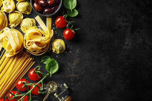 Fondo de comida italiana en la oscuridad — Foto de Stock