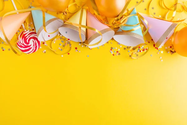 Fondo de fiesta de cumpleaños en amarillo — Foto de Stock