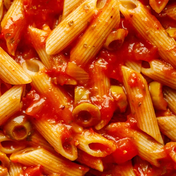 Klasik penne makarna domates sos ile