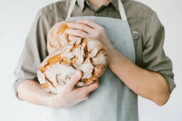 Baker, vagy szakács gazdaság friss kenyérrel — Stock Fotó