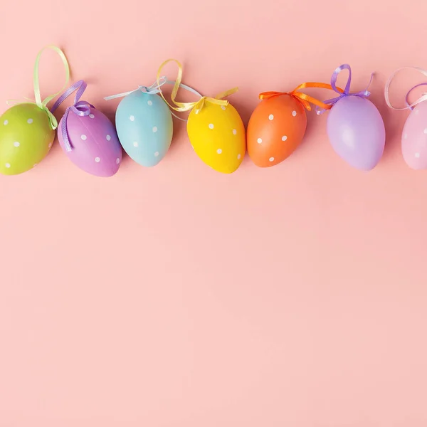 Schattige kleine kleurrijke eieren op roze — Stockfoto