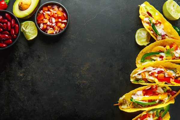 Ízletes étvágygerjesztő taco zöldségekkel — Stock Fotó
