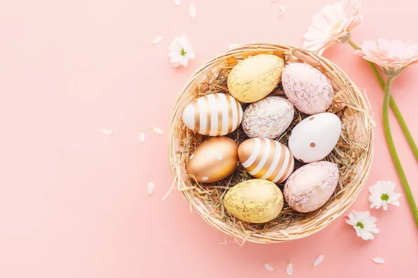 Flat Lay Golden Easter Eggs Padrão Com Pequenas Flores Pétalas — Fotografia de Stock