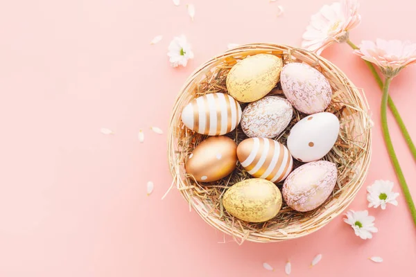 Patrón Plano Huevos Pascua Dorados Con Pequeñas Flores Pétalos Sobre —  Fotos de Stock