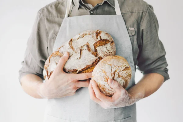 Пекарь Кулинарного Повара Держащий Руках Свежий Хлеб Концепция Приготовления Пищи — стоковое фото