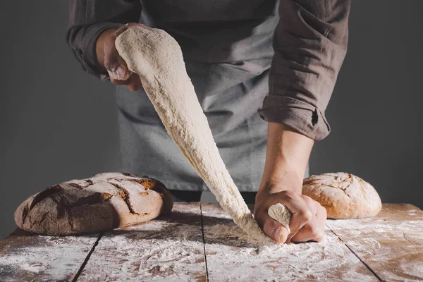 Шеф-кухар, який робить свіже тісто для випічки — стокове фото