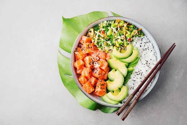 Poke bol avec du saumon servi dans un bol — Photo