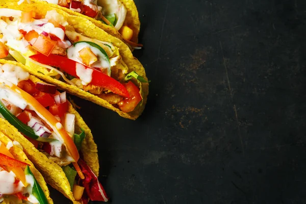 Sabrosos tacos apetitosos con verduras —  Fotos de Stock