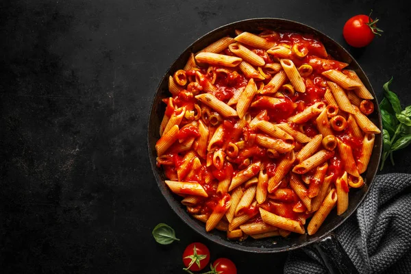 Классическая макароны с томатным соусом — стоковое фото