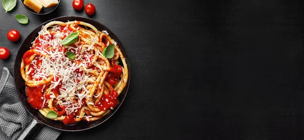 Macarrão italiano com molho de tomate e queijo — Fotografia de Stock