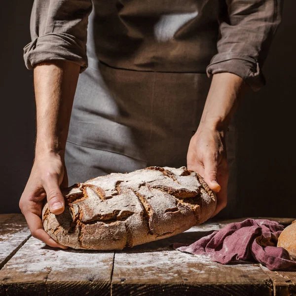 Baker, vagy szakács gazdaság friss kenyérrel — Stock Fotó