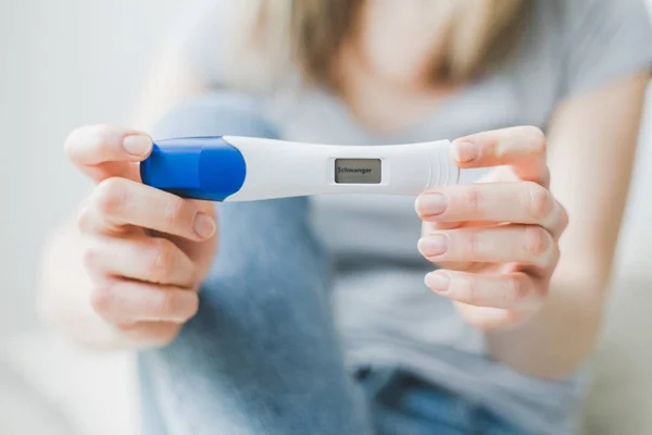 Mujer muestra positivo pregancy prueba — Foto de Stock