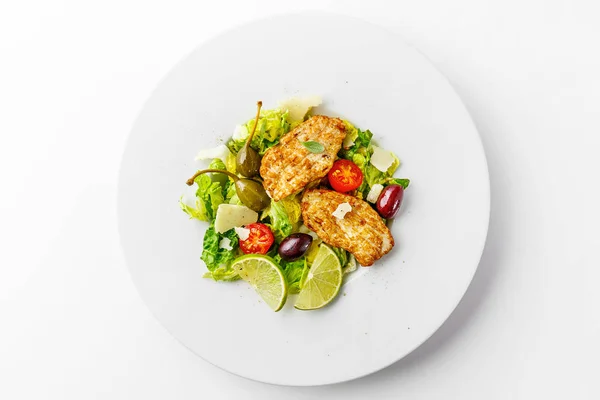 Ensalada de pollo con verduras y aceitunas — Foto de Stock