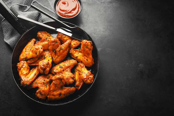 Курячі крильця смажені в соусі на сковороді — стокове фото