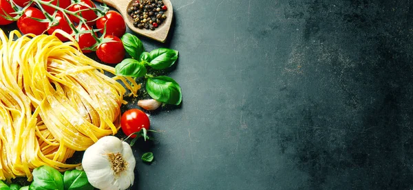 İtalyan yemeği arka plan üzerinde koyu