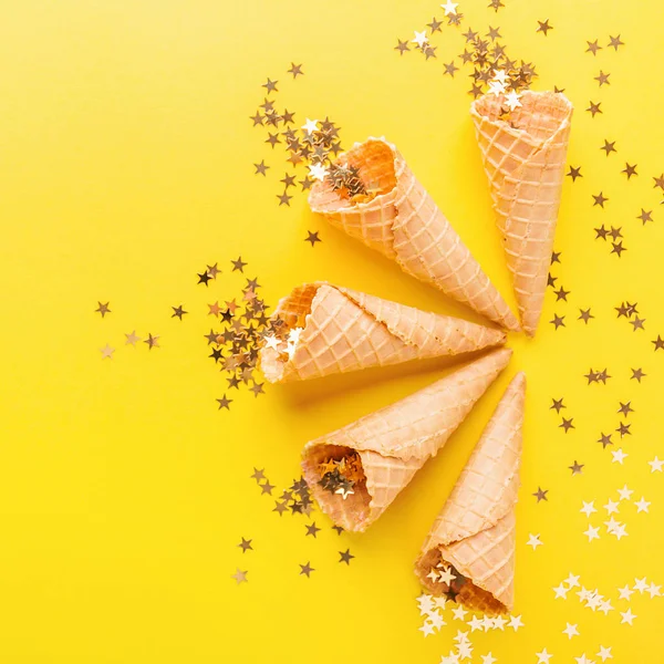 Cones de sorvete com estrelas douradas — Fotografia de Stock