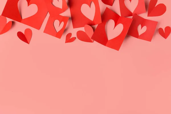 Papier Valentijnsdag harten op roze — Stockfoto