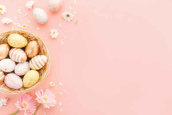 Flat Lay Golden Easter Eggs Padrão Com Pequenas Flores Pétalas — Fotografia de Stock