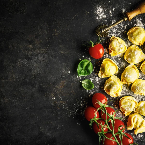 Fundo de comida italiana no escuro — Fotografia de Stock