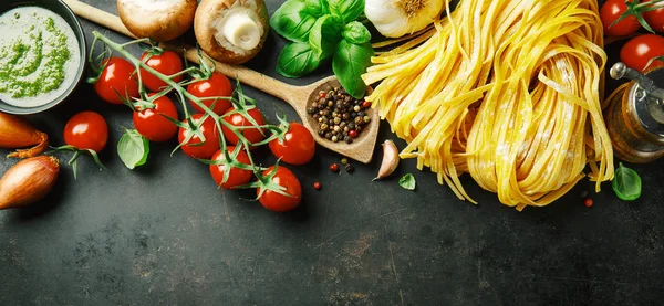 Fondo de comida italiana en la oscuridad — Foto de Stock