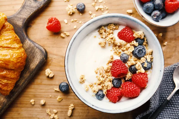 Gustosa Colazione Fresca Con Yogurt Muesli Frutta Servita Ciotola Sfondo — Foto Stock