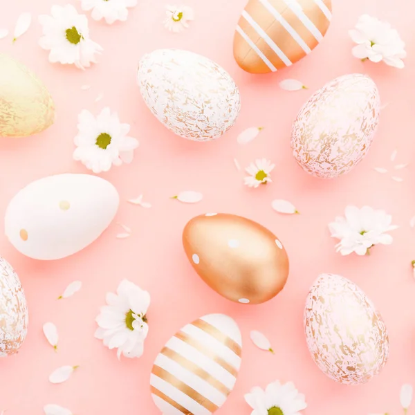 Pascua plana laica de huevos con flores en rosa — Foto de Stock